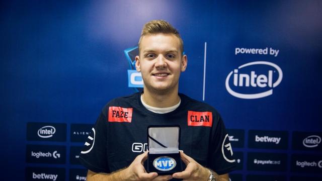 sasi Rambo 完美地击败了 Anyone's Legend ，在 16 分钟时处于劣势，落后 1w。 LGD Gaming 击溃并赢得了第一场比赛